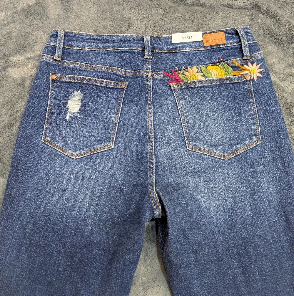 NWT Judy Blue Jeans Womens 13/31 Floral Embroidered High Rise Boyfriend Fit